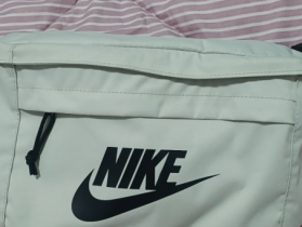 Nike腰包联名蒂芙尼：潮流与奢华的完美碰撞