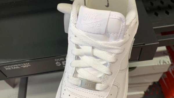 AF1女款经典永续 潮流与舒适的完美融合第2张-纯原莆田鞋工厂直销,品质保证,信心之选 AF1女款经典永续 潮流与舒适的完美融合